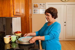 Una mujer levanta los platos.