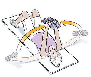 Mujer acostada boca arriba con las rodillas flexionadas haciendo ejercicios de pecho con mancuernas.