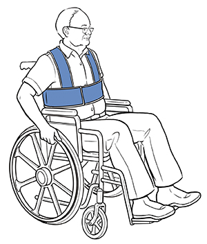 Hombre sentado en una silla de ruedas con correas de seguridad alrededor de la cintura y de los hombros.