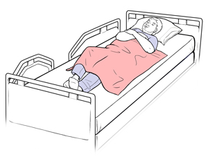 Paciente en cama con los brazos cruzados y las rodillas dobladas, preparándose para que lo cambien de posición.