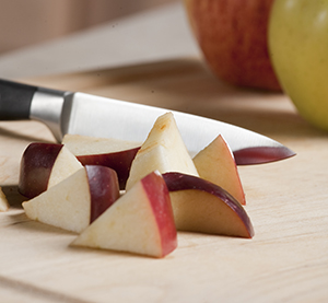 Cuchillo y trozos de manzana.