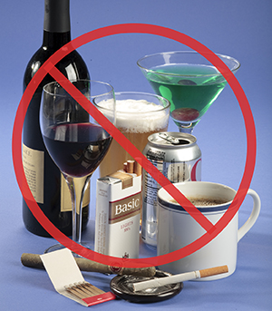 Vino, cerveza, soda, café, cigarrillos, cigarros y un coctel encerradas dentro de un símbolo de prohíbido.