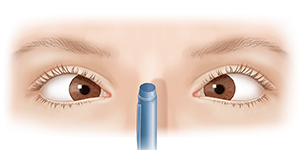Vista frontal de los ojos de un adulto que enfocan un objeto con normalidad.