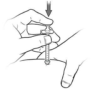Primer plano de una mano presionando el émbolo de una jeringa para poner una inyección mientras la otra mano mantiene la piel tensa.